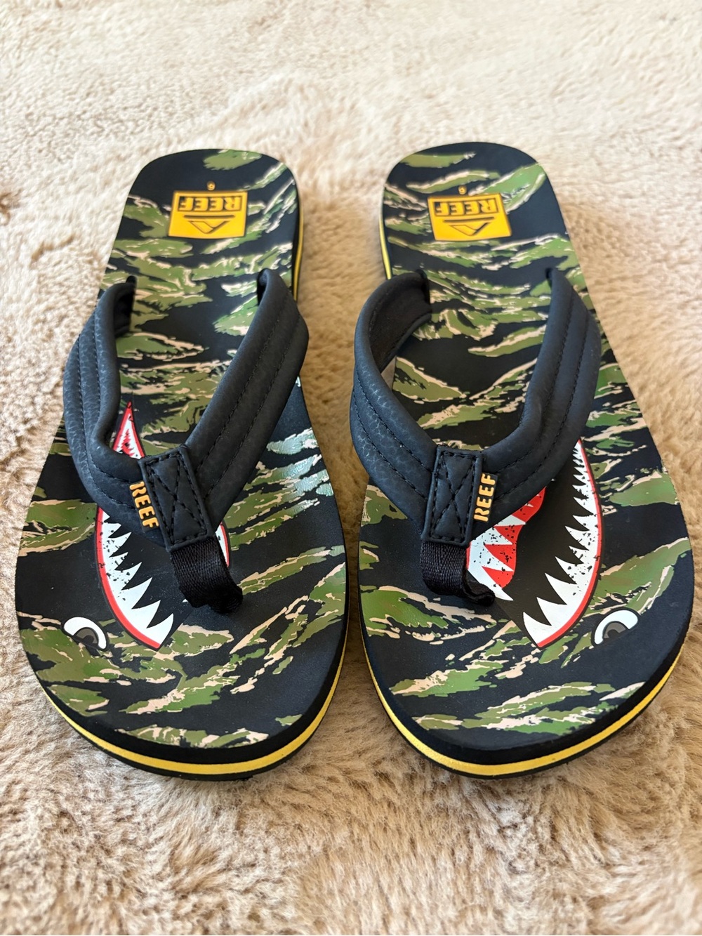 NWOT Reef shark sandals. Boys 6